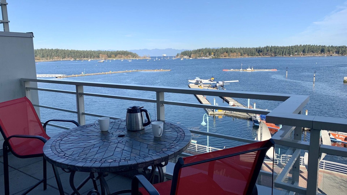 Regional District of Nanaimo House | Modern Harbourfront Townhome with Large Balcony & Rooftop Patio