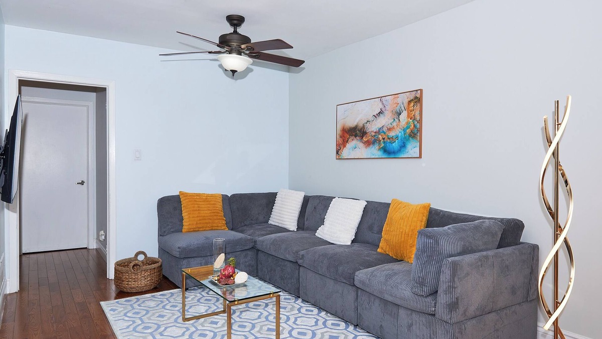 Aurora House | Modern Haven: King Size Bed & Own Parking