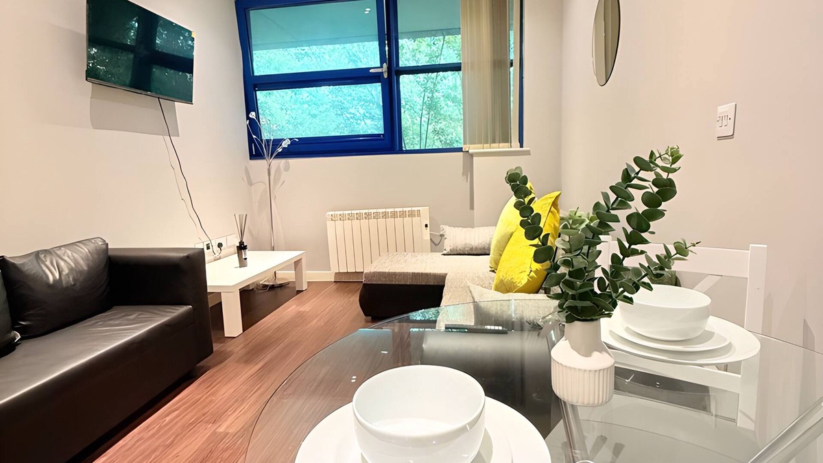 Harlington Apartment | Modern HeathrowApt–3 Mins to Terminals, For4, Free Welcome Snacks/Windsor Castle