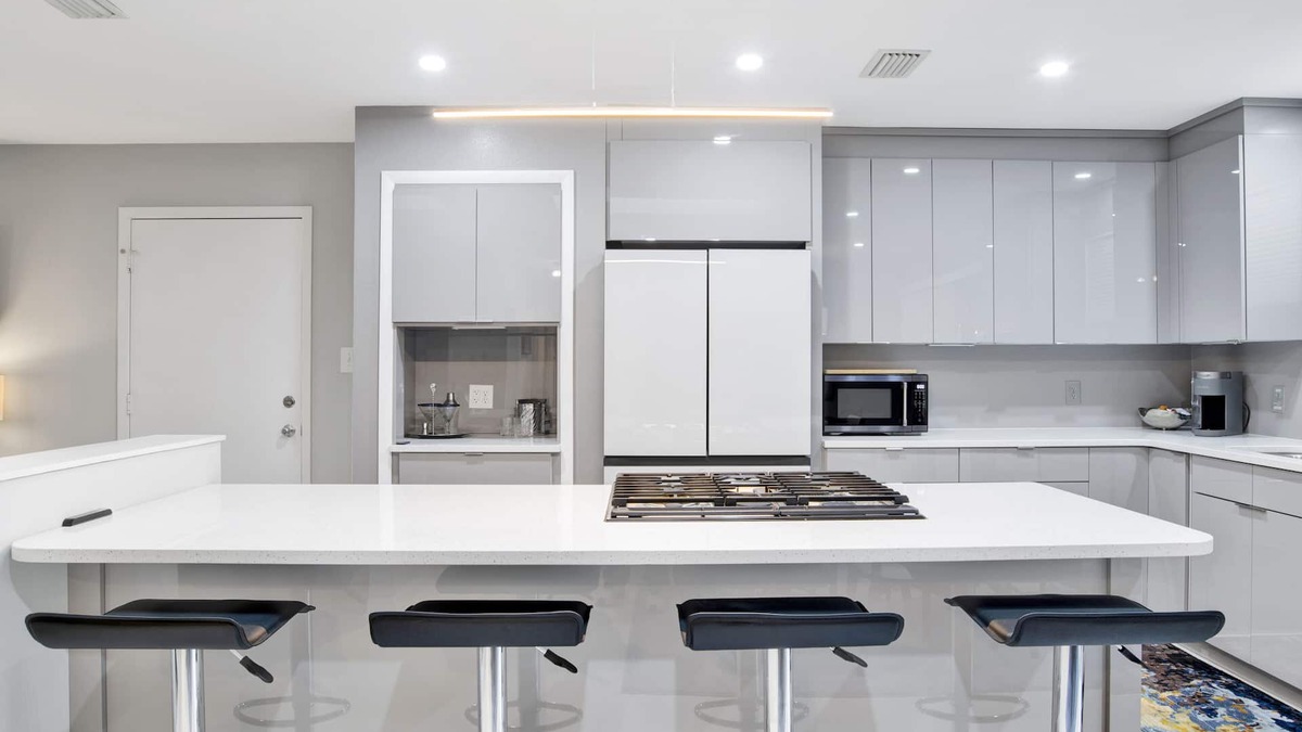 Fairhope House | Modern hideaway in Fairhope! Less than half mile to downtown.