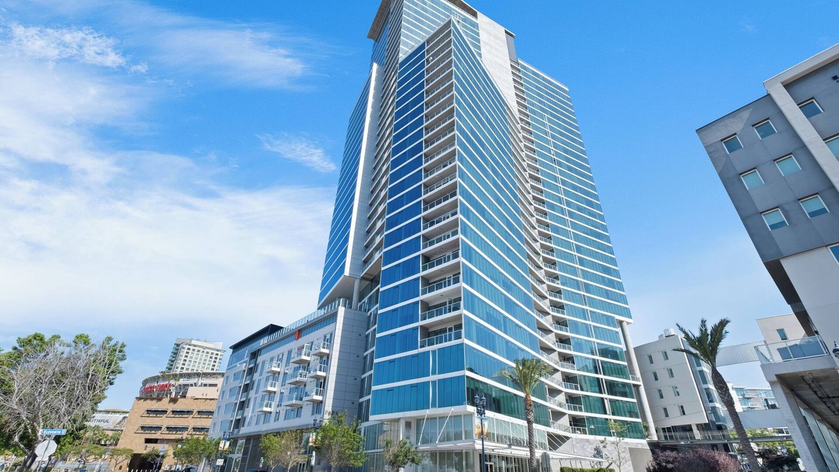 East Village Apartment | Modern High-Rise Gaslamp, Convention Center, PETCO
