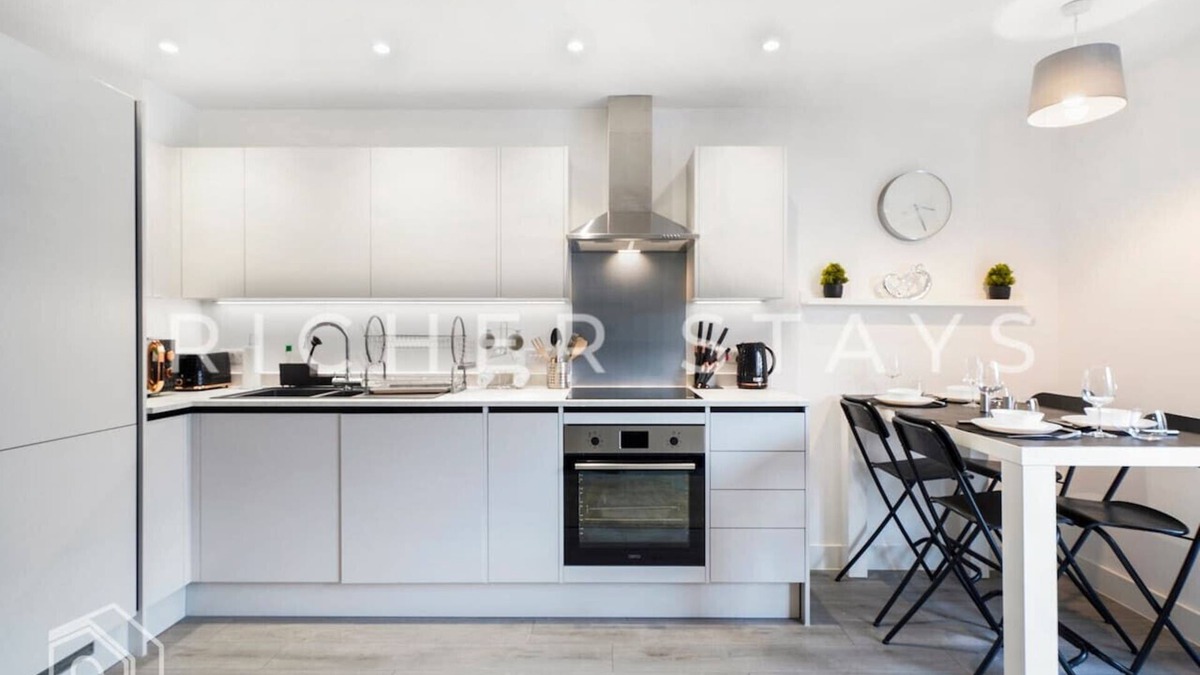 Hemel Hempstead Apartment | Modern High St Studio w/Balcony