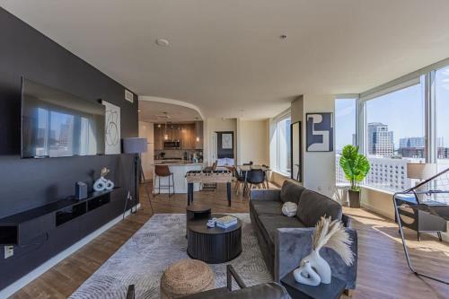 Downtown Phoenix Apartment | Modern HighRise Sanctuary, Gym, Pool, Prking, W-D, Golf