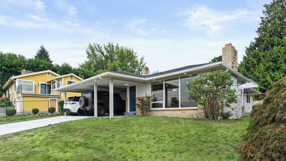 SeaTac House | Modern Hilltop Home Near Airport with Views of Mt. Rainier and the Valley
