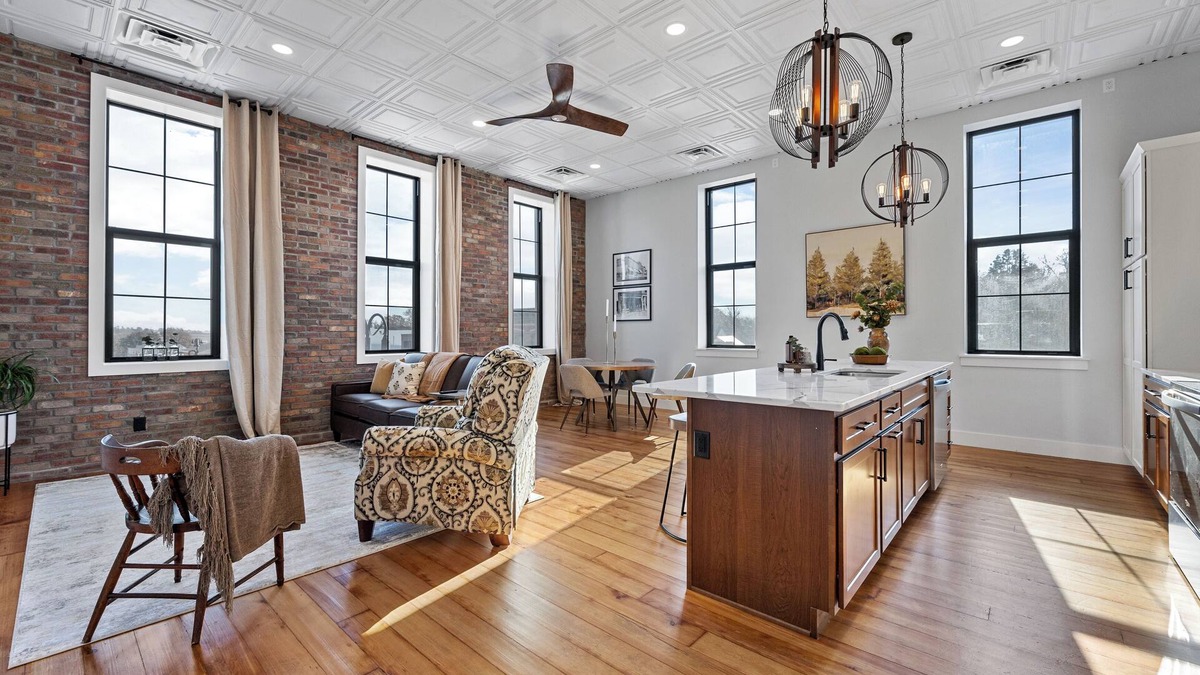 Williamsburg Apartment | Modern + Historic: "Evans Suite" Luxury Loft Overlooking Charming DT