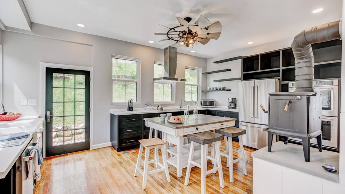 Hot Springs House | Modern Historic Farmhouse < .5 mi to Omni Homestead, Brewery + Fast Wifi!