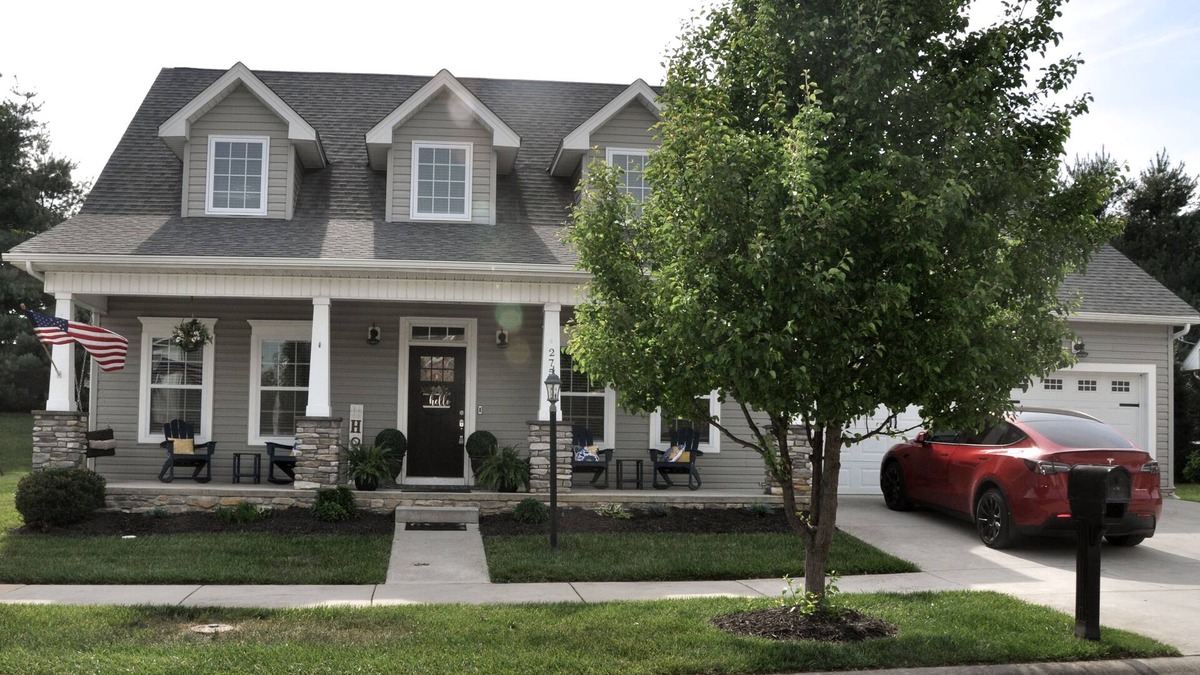 Christiansburg House | Modern Hokie Home ~ Master on main, Va Tech, Radford, C-Burg & Tesla Charger