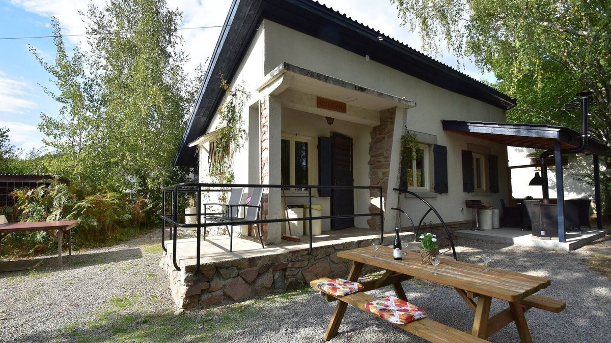Saint-Honore-les-Bains House | Modern holiday home with lovely garden