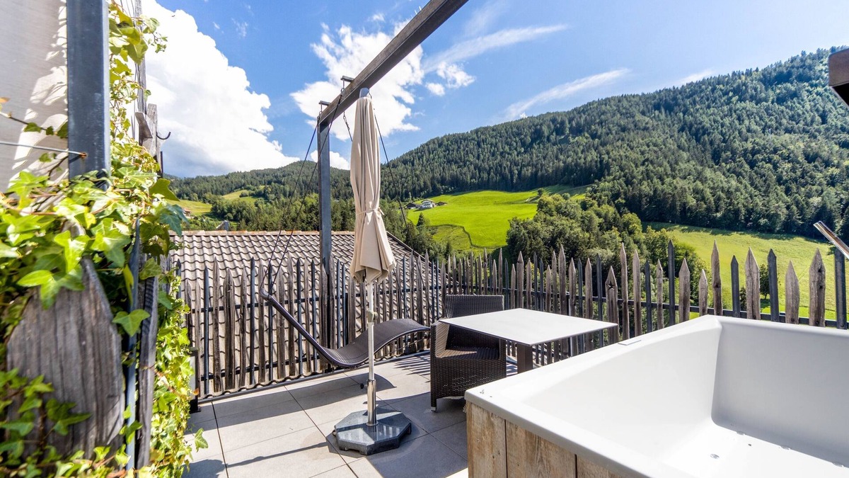 Collepietra Apartment | Modern Holiday Apartment "Sonnleiten Sterngucker 10" with Wi-Fi