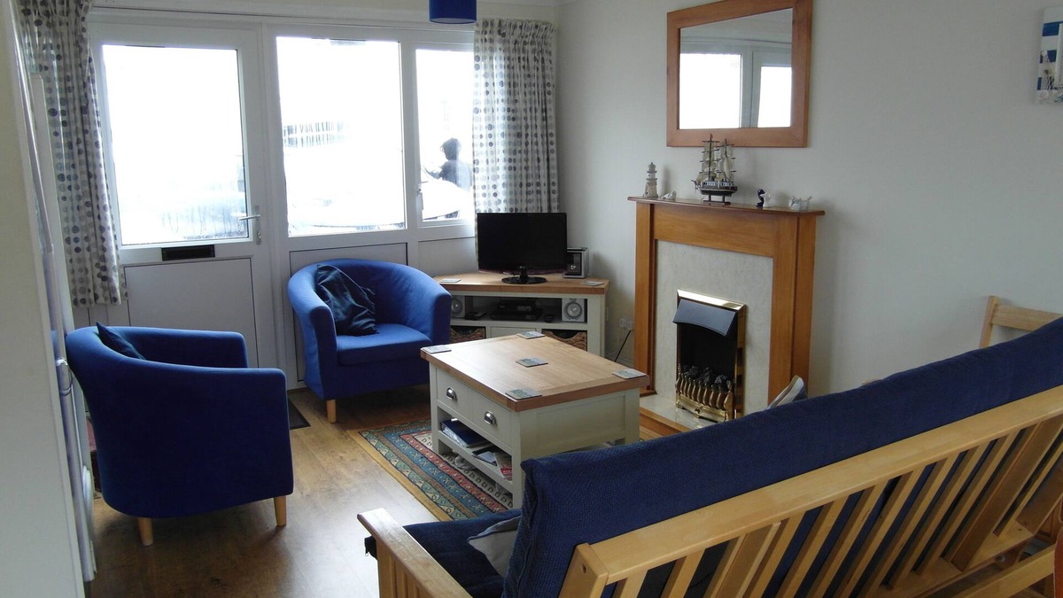 Pembroke Ski Chalet | Modern Holiday Home a Few Minutes Walk from Beautiful Beach.