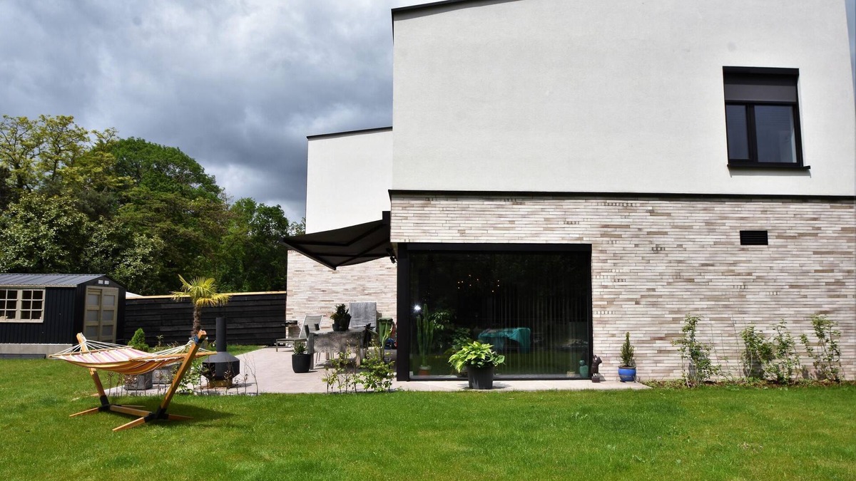 Eisden-Tuinwijk Villa | Modern holiday home in Maasmechelen with sauna