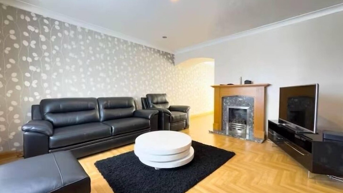 Basildon House | Modern holiday home 3Bed