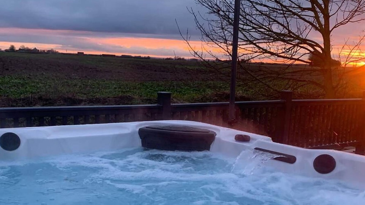 Patrington Haven House | Modern Holiday Home with Hot tub near the coast