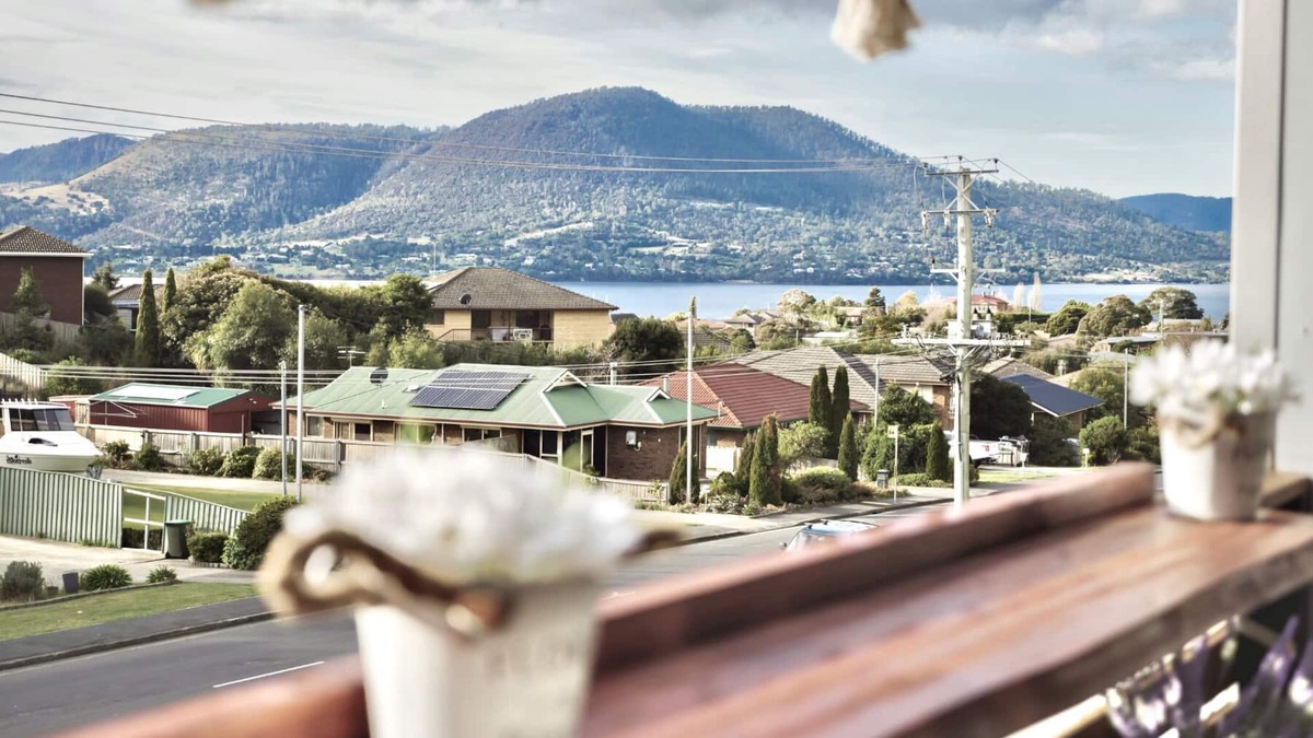 Rosetta House | Modern holiday home in Hobart- beautiful Mountain & water views!
