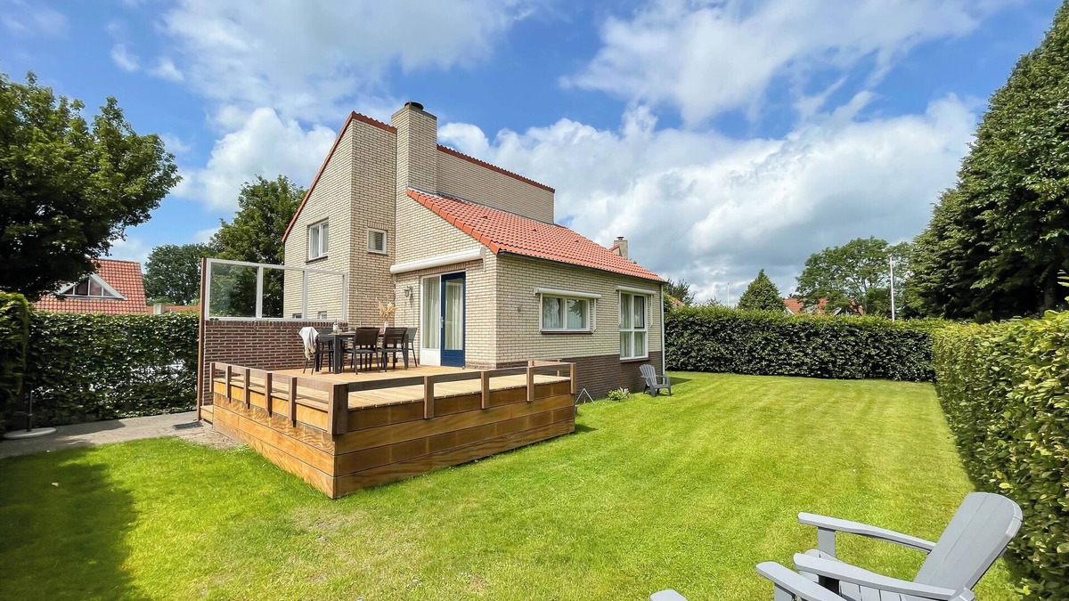 Langweer House | Modern holiday home with large garden overlooking the beach at Langweerder Wielen