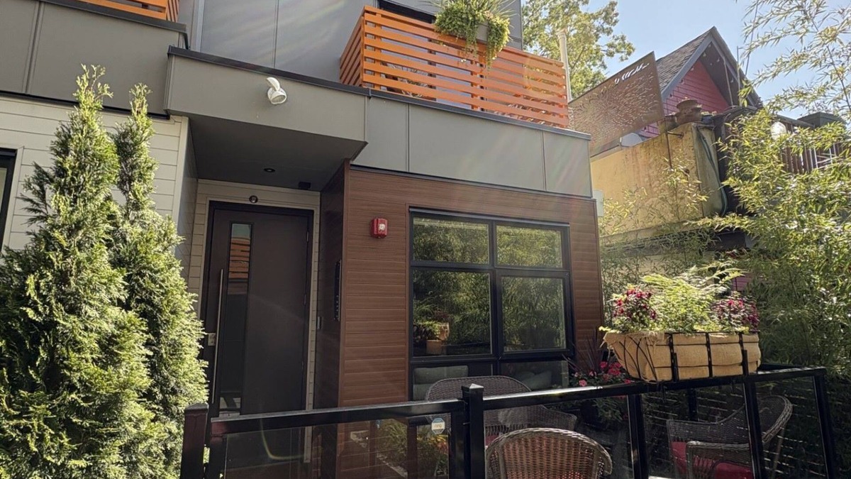 Grandview-Woodland House | Modern home 2 blocks from "the Drive", one of the coolest streets in the world!