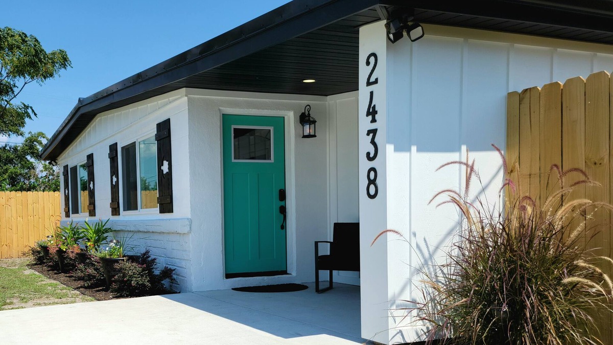 Panama City Cottage | Modern Home ¤ Close to Shopping, Dining & Downtown! Outdoor dinning & Fireplace!