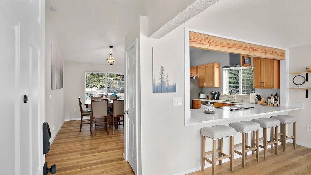 Elk Plain House | Modern Home Close to JBLM and Ammentities, 3/4 acre- Dog friendly