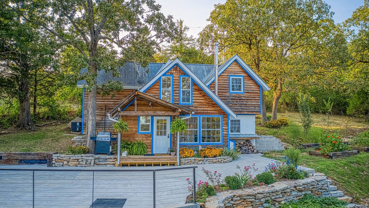 Omaha House | Modern Home + Cozy Vibes + Table Rock Lake + Branson + Buffalo National River