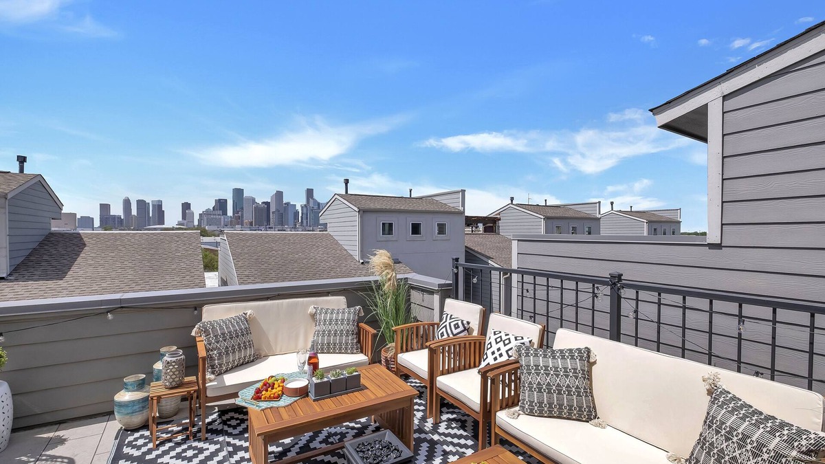 East Downtown Houston House | ✨Modern Home | Downtown Houston | Rooftop Patio ✨