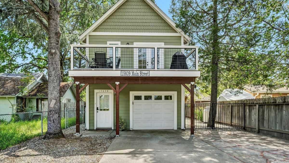 Middletown House | Modern Home in downtown Middletown! Walk to shops & restaurants!