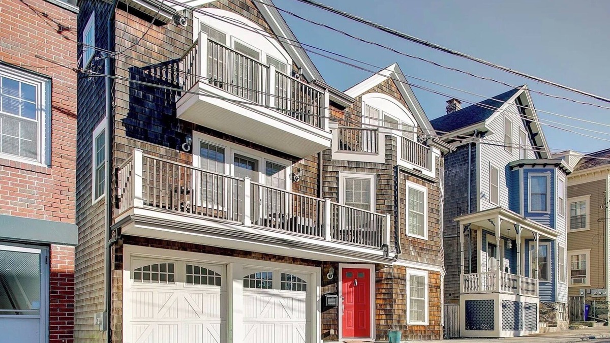 Off Broadway House | Modern home in heart of historic Newport! 2 car garage & central AC!