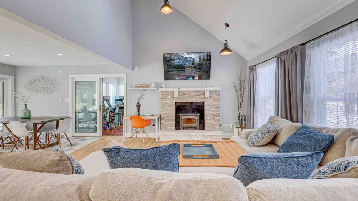 Tobyhanna House | Modern Home in ❤️ Poconos Camelback Lake 🎣 🏊‍♂️ 🎱