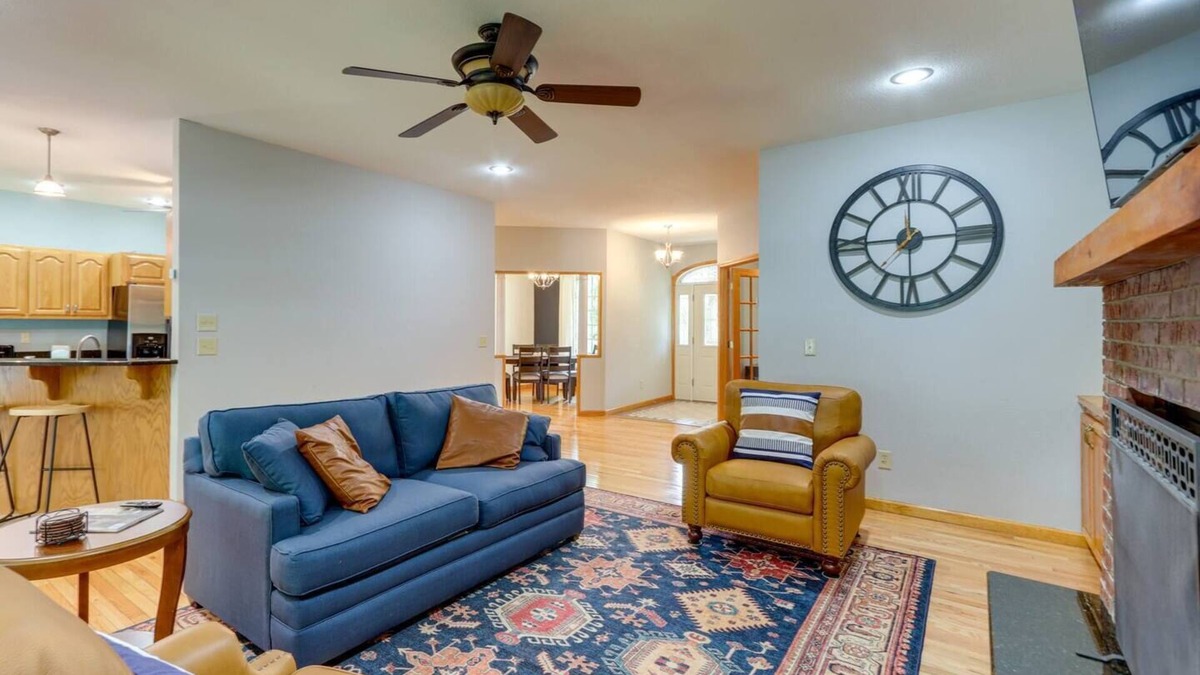 Murphy House | Modern Home in the Heart of Murphy, Hi-Tech Massage Chair, Jetted Tub, KING Bd!n