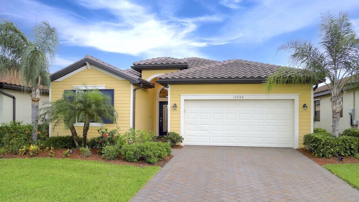 Gateway House | Modern home, mint condition. all furniture is 1 year new.