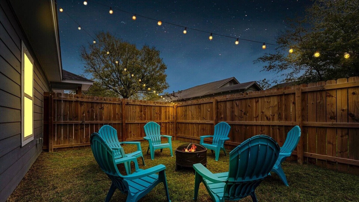 Waco House | Modern Home near 2 miles from Baylor & Magnolia| Private Backyard