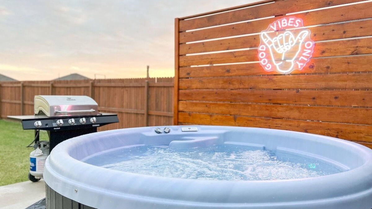 Broken Arrow House | Modern Home Near Rose District: KING Bed, Hot Tub
