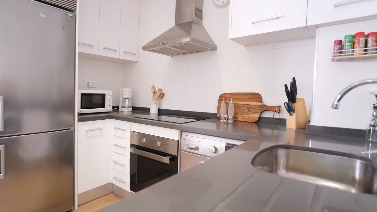 Nou Moles Condo | Modern home near the Old Town.