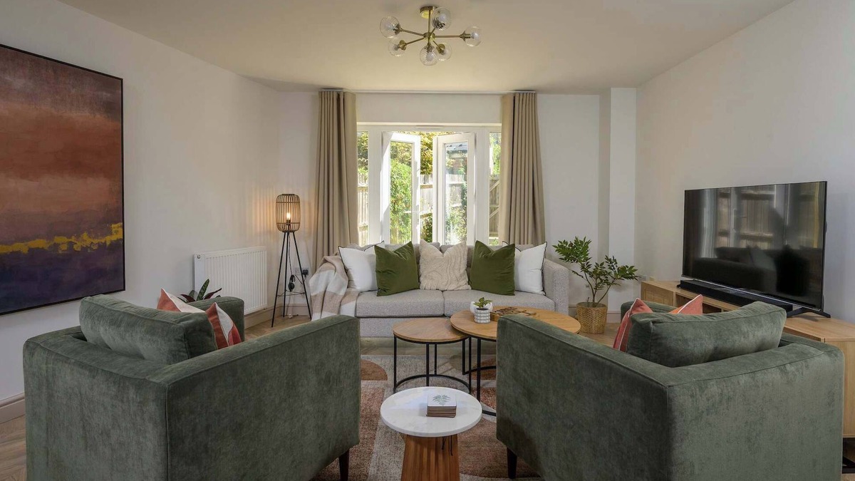 Cheltenham House | Modern Home on Edge of Cotswolds, Private Parking
