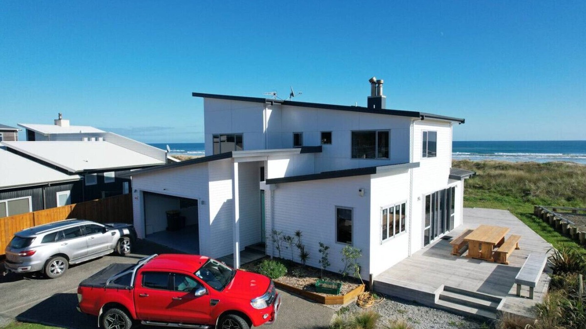Waitarere Beach House | Modern Home w/Ultimate Beach Front Views