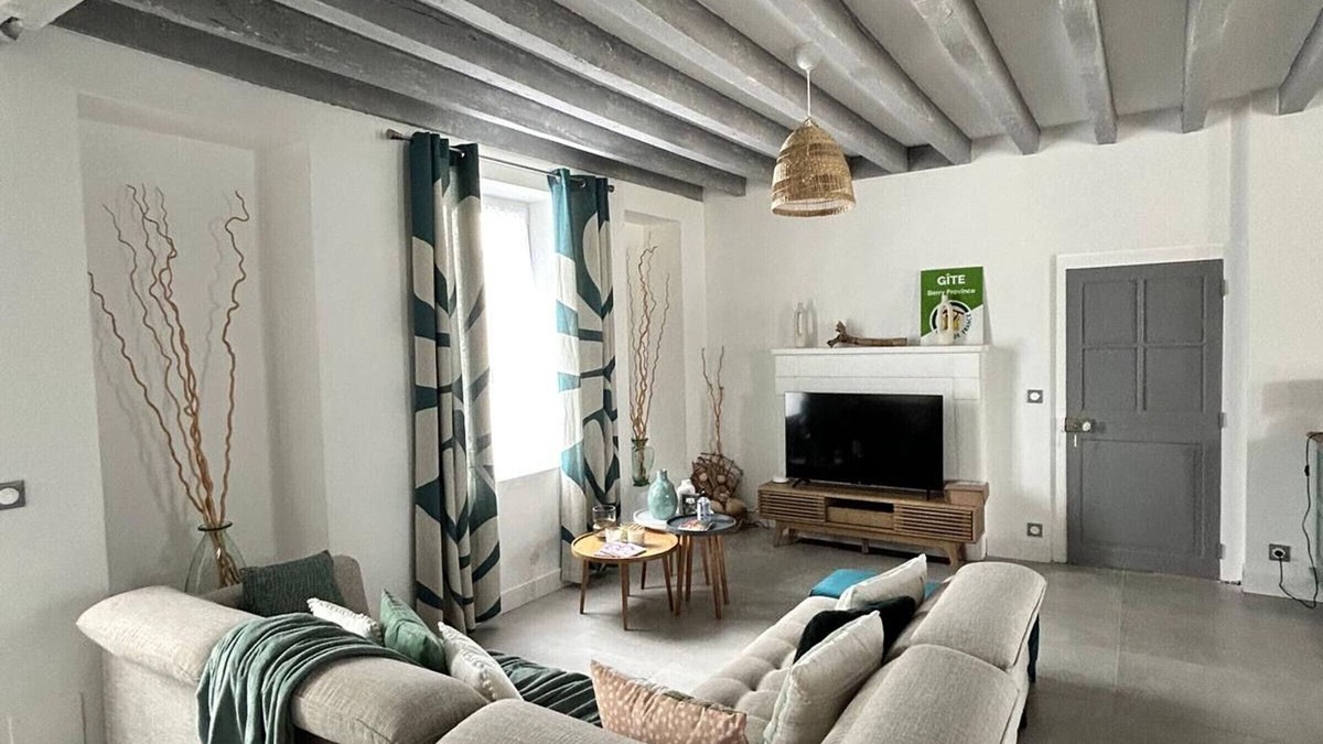 Saint-Eloy-de-Gy Cottage | Modern Home with Pool, Near Bourges – 4 Bedrooms, Terrace & Garden