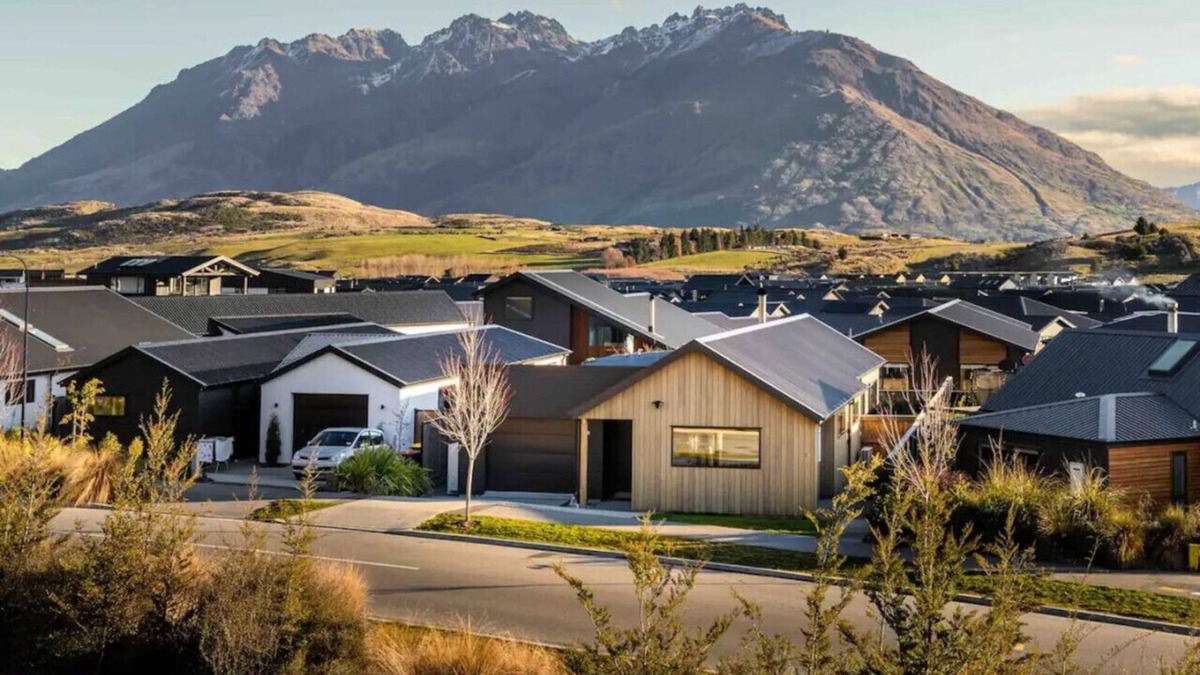 Kawarau Falls House | Modern home with SPA!