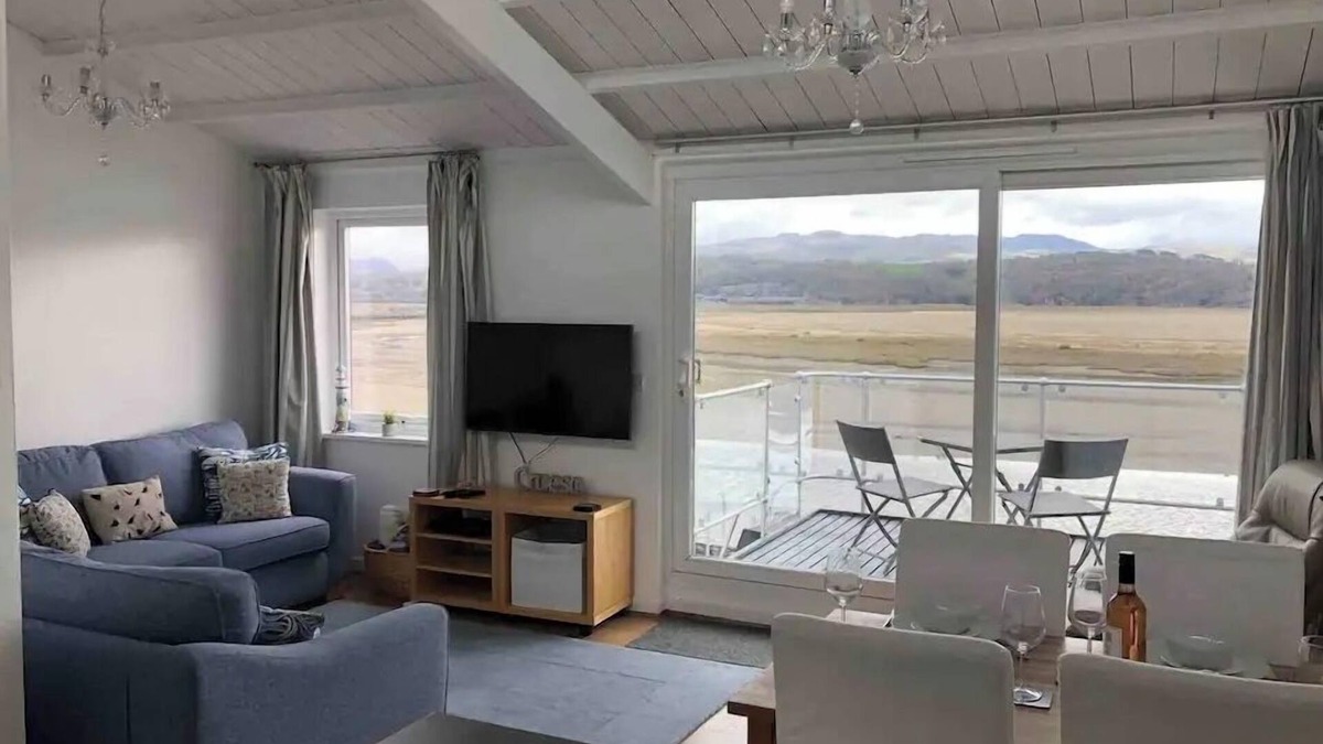 Borth-y-Gest House | Modern home with spectacular sea/estuary and mountain views