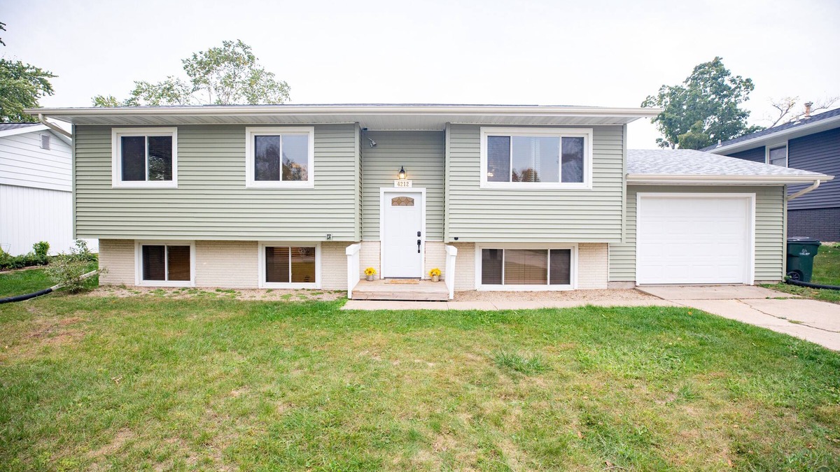 Cedar Rapids - Iowa City House | Modern & Homely 4 Bdr NE House by the Golf Course