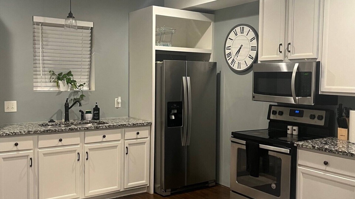 Dacula House | Modern & Homely Basemant with private entrance/king bed