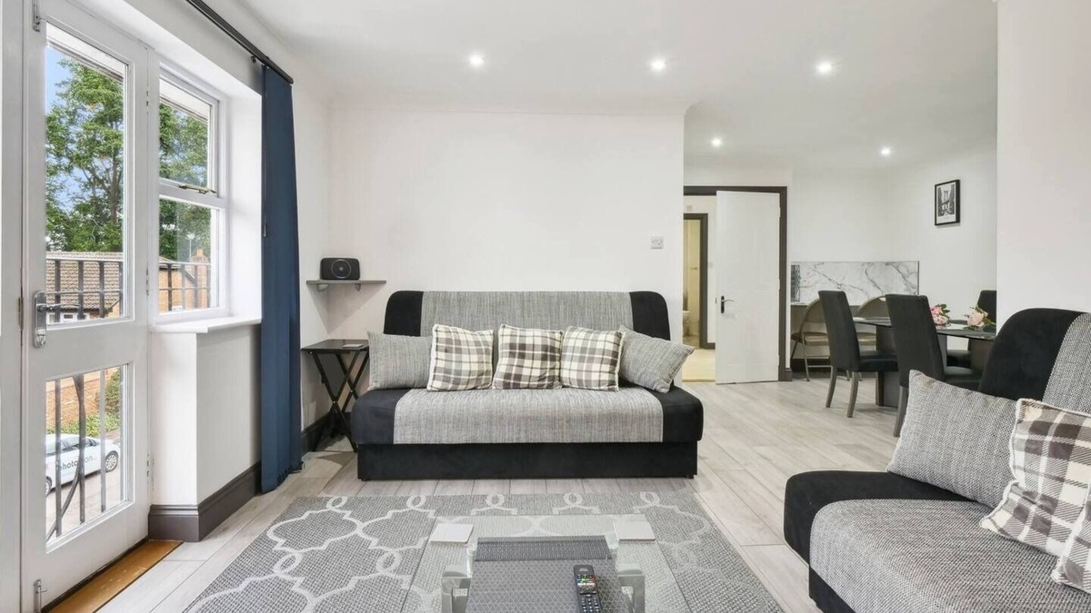 Knaphill Apartment | Modern, homely penthouse ideal for families, couples, or professionals. Enjoy a 55” Smart TV, superfast Wi-Fi, and free parking—your perfect base for short or long stays.