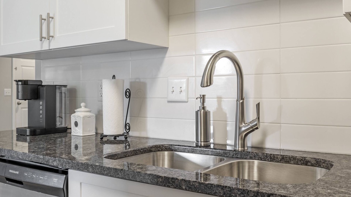 Springfield Apartment | Modern homey Suite, close to all attractions in downtown Springfield. .