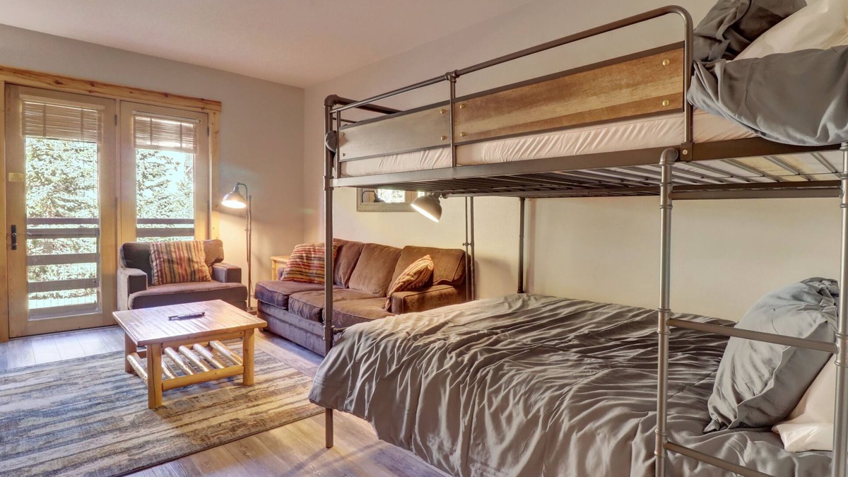 Copper Mountain Village Hotel | Modern Hotel Room in Center Village. TM225A