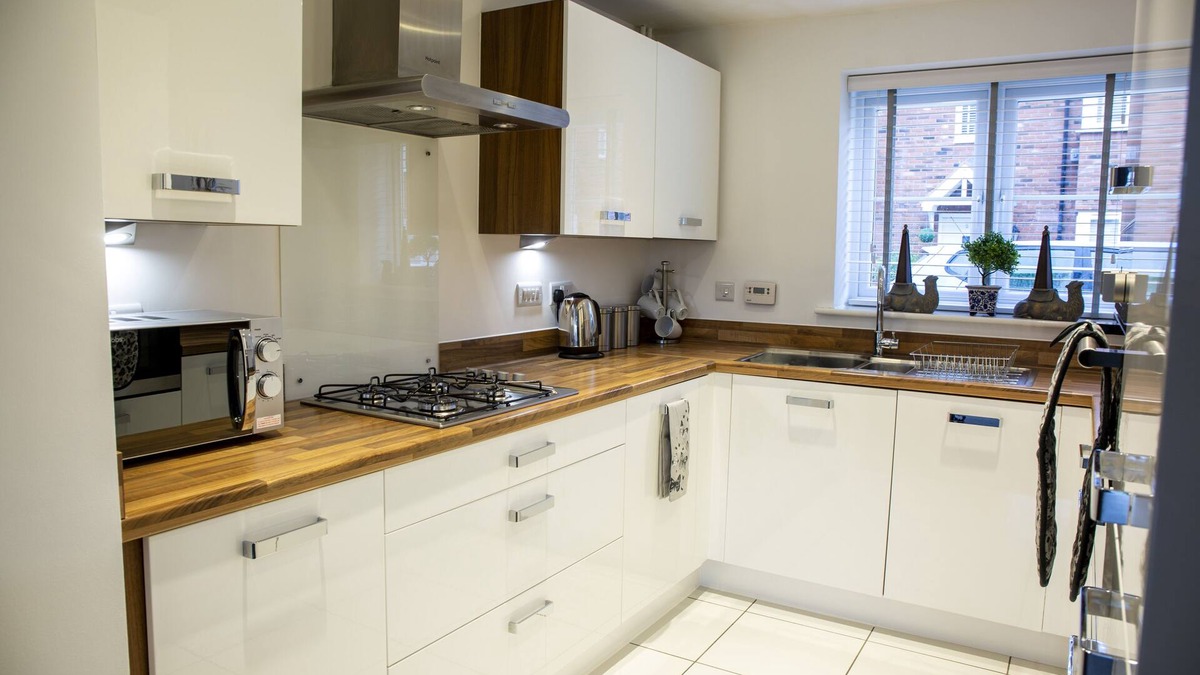 Frampton on Severn House | Modern House in Stratford upon Avon with Free Wifi, Private Parking & Netflix