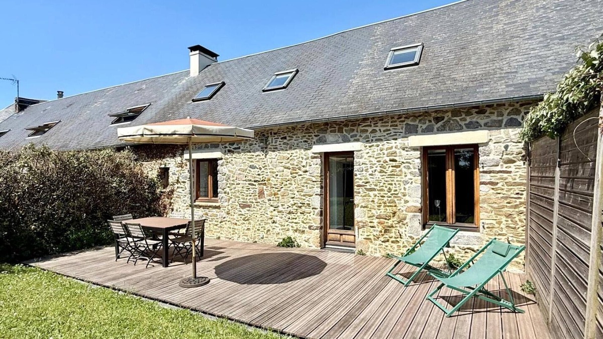 Lingreville Cottage | Modern house in Lingreville with enclosed garden