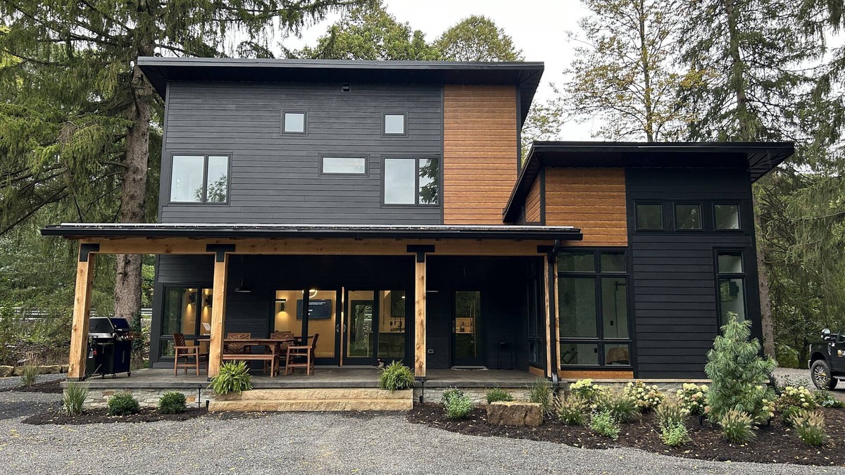 Clearfield House | Modern House at Easy Street on the River- Large sports field and River Access!