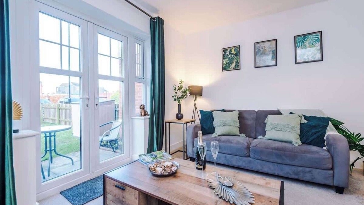 Crewe House | Modern house, ideal for contractors, sleeps 8!