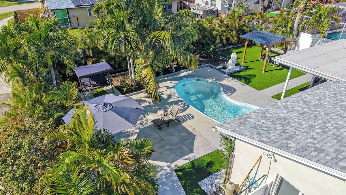 Survey Creek House | Modern house in beautiful West Boca Raton, mini-gym, pool, outdoor kitchen