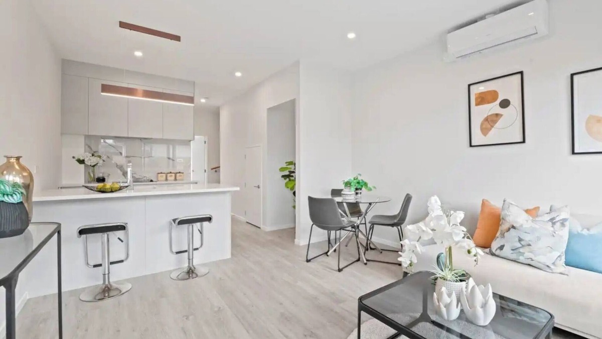 Orewa House | Modern house in Orewa close to the beach, cafes, restaurants and entertaintment