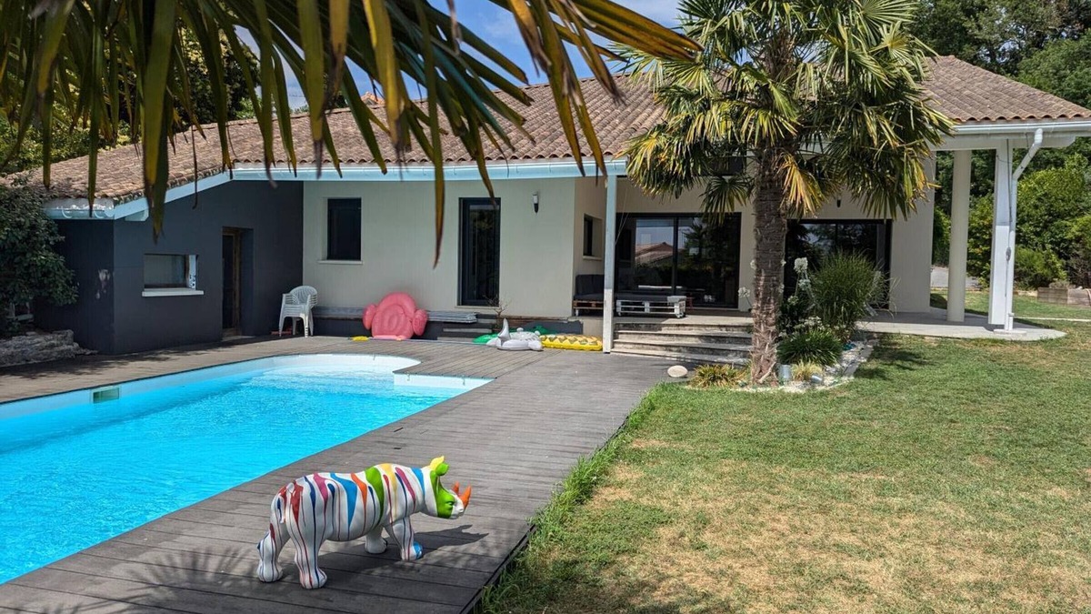 Soyaux Cottage | Modern house in Soyaux with private pool and parking
