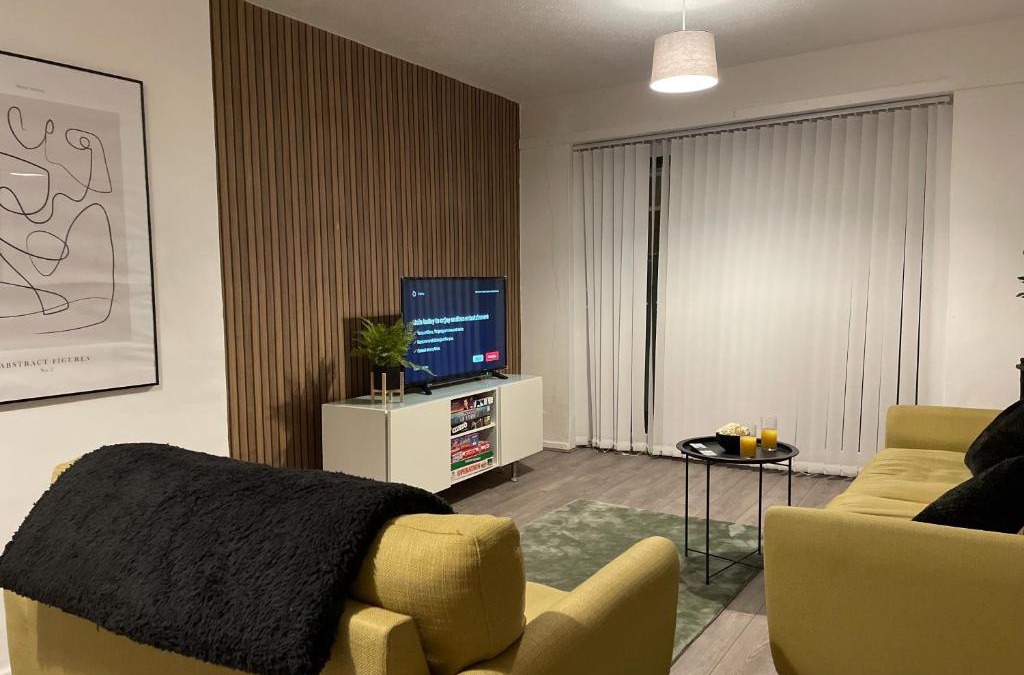 Widnes Apartment | Modern House with Fast WIFI & FREE Parking - Recently Refurbished - Contractor Friendly by IRWELL STAYS